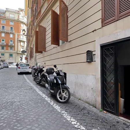 Monti Gallery House *