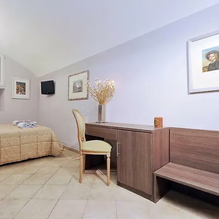 Monti Gallery House *